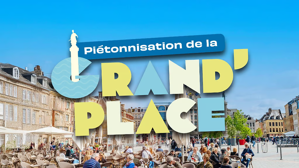 Piétonnisation de la Grand’Place sur une place animée, terrasses et passants devant des bâtiments historiques.