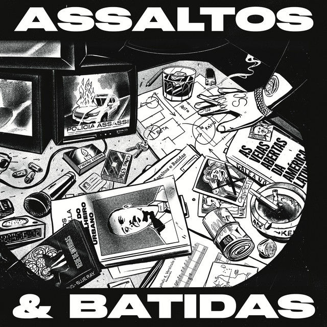 #ParaTodosVerem: A capa do álbum Assaltos e Batidas mostra o título em letras brancas sobre fundo escuro, com textura granulada. Ao redor, há colagens de livros, filmes e símbolos da resistência. A arte é assinada por Keko e transmite o tom crítico e urbano do projeto.