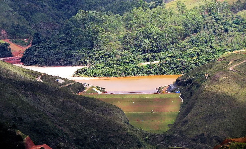 Vista frontal da Barragem do Marzagão. Crédito: Reprodução/Jornal Voz Ativa. #ParaTodosVerem: vista frontal da barragem do Marzagão.