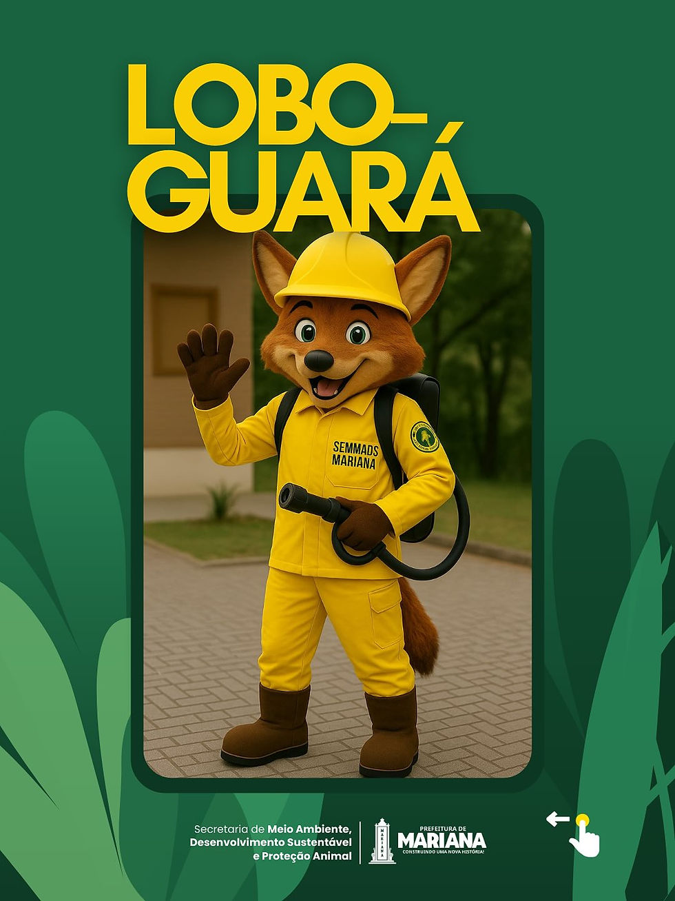 Ilustração de um mascote de pelúcia que representa um lobo-guará sorrindo e acenando com a mão direita. Ele usa capacete e uniforme amarelos com a inscrição "SEMMADS MARIANA" no peito e o símbolo da brigada no braço. Ao fundo, há vegetação e uma construção desfocada.