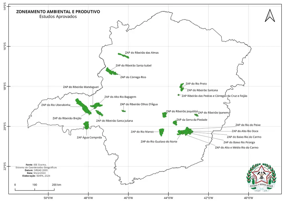 Mapa do estado de Minas Gerais com destaque para regiões em verde, representando as áreas com zoneamento ambiental e produtivo aprovado. Cada área está identificada por um rótulo que indica o nome do rio ou bacia correspondente. A imagem inclui linhas de latitude e longitude, e no canto inferior direito está o brasão do Governo de Minas Gerais.