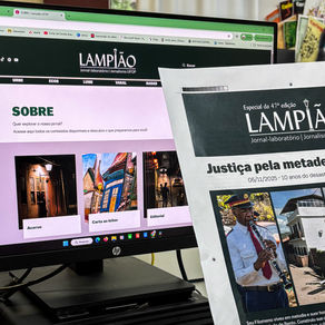 #ParaTodosVerem: A Imagem mostra um computador com o site do jornal-laboratório Lampião (UFOP) aberto na seção “Sobre”. Ao lado, há a versão impressa do jornal com a manchete em verde “Justiça pela metade não é justiça”. A capa destaca os 10 anos do desastre-crime de Fundão, com três fotos. A primeira de Seu Filomeno tocando junto da banda, a segunda sua casa antes do desastre-crime da mineração destruí-la em Bento Rodrigues, e a terceira, uma foto de Filomeno de costas, caminhando em direção às ruínas de sua casa.
