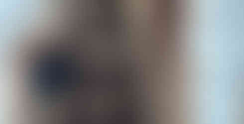 #ParaTodosVerem: A imagem mostra uma escada de concreto escura vista por uma grande rachadura irregular em uma parede cinza. O buraco revela também uma pequena abertura lateral e um corredor estreito que leva à parte superior da construção. O desgaste da parede e os pedaços de reboco soltos mostram o estado de deterioração do local.