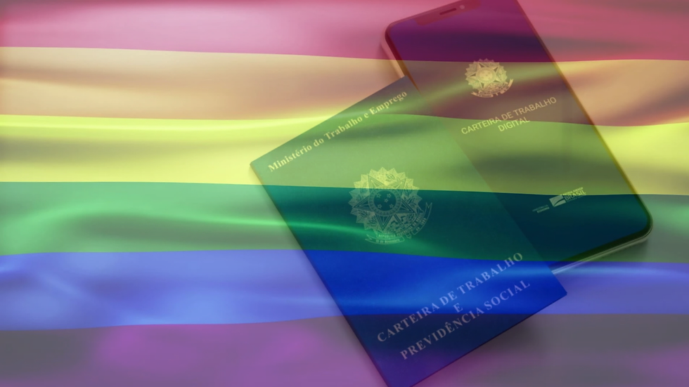 Imagem com fundo de bandeira do orgulho LGBT+ com suas cores vibrantes. Em primeiro plano, vemos duas carteiras de trabalho: uma física (verde) e uma digital (representada pelo smartphone), ambas com a inscrição “MINISTÉRIO DO TRABALHO E EMPREGO” e "CARTEIRA DE TRABALHO E PREVIDÊNCIA SOCIAL". A foto simboliza o direito à inclusão no mercado de trabalho e o respeito à diversidade.