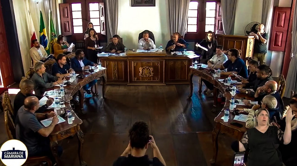 Câmara de Mariana aprova requerimento e cobra do SAAE dados sobre ligações de água e esgoto pendentes; moradores relatam falta de retorno.