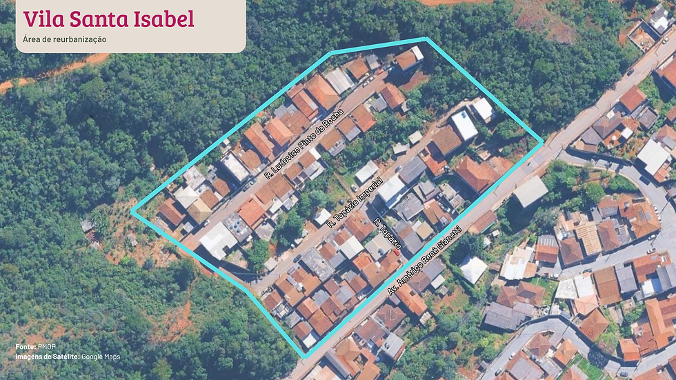 #ParaTodosVerem: Imagem aérea da comunidade Vila Santa Isabel, destacando a área delimitada para reurbanização com uma linha azul clara. Dentro do perímetro, é possível ver diversas casas com telhados predominantemente vermelhos, ruas estreitas e áreas de vegetação ao redor. À esquerda e acima do perímetro, há uma extensa área verde de mata. A legenda textual no canto superior esquerdo informa: “Vila Santa Isabel – Área de Reurbanização”. No canto inferior esquerdo, a fonte da imagem é atribuída à PMOP e Google Maps.