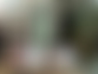 #Para todos verem: Três mulheres estão em pé, lado a lado, segurando uma grande faixa em frente ao prédio da Rolls Building – Royal Courts of Justice, em Londres. A faixa mostra fotos de 19 pessoas e os dizeres, em inglês: "These are the victims of the Mariana Dam disaster. Will they get justice?" (“Essas são as vítimas do desastre da barragem de Mariana. Elas terão justiça?”).