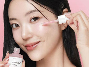 Siero al PDRN applicato sulla pelle per la skincare coreana