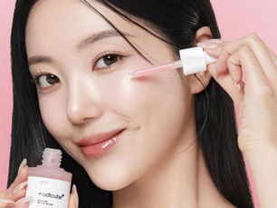 Siero al PDRN applicato sulla pelle per la skincare coreana