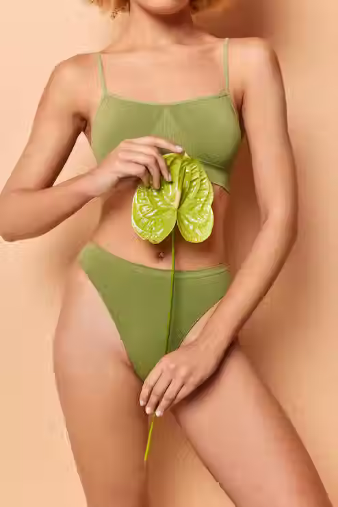 imagem-recortada-de-mulher-desconhecida-usa-top-verde-e-calcinha-segura-calla-sobre-o-corp