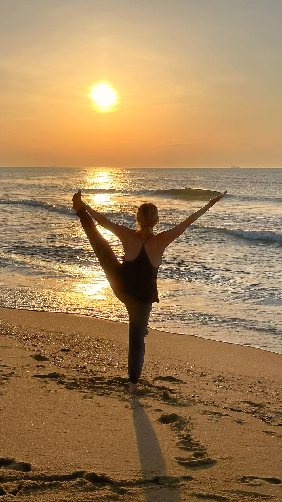 Trie yoga on beach