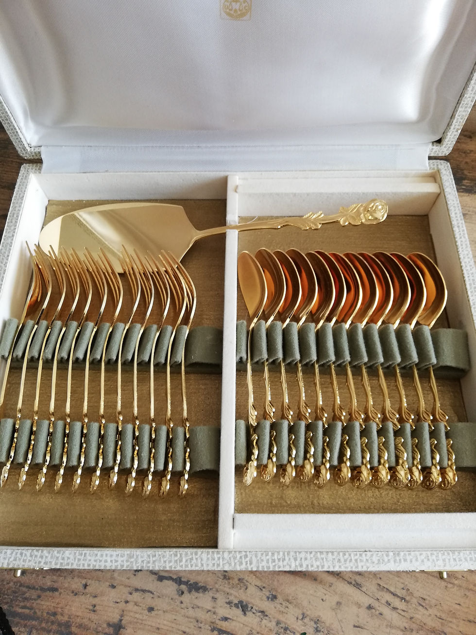 couverts a dessert vintage dorés neufs