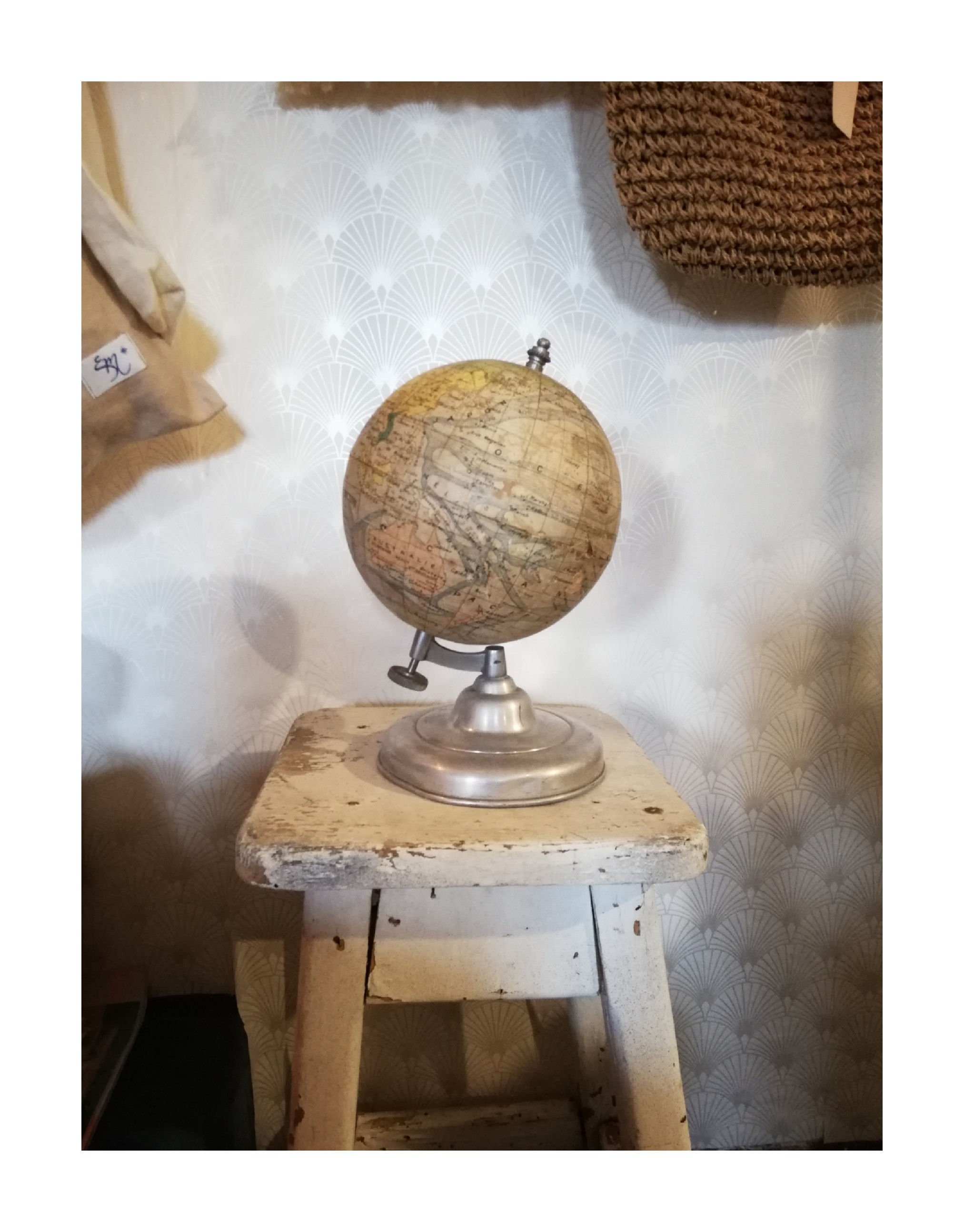 Joli petit globe ancien