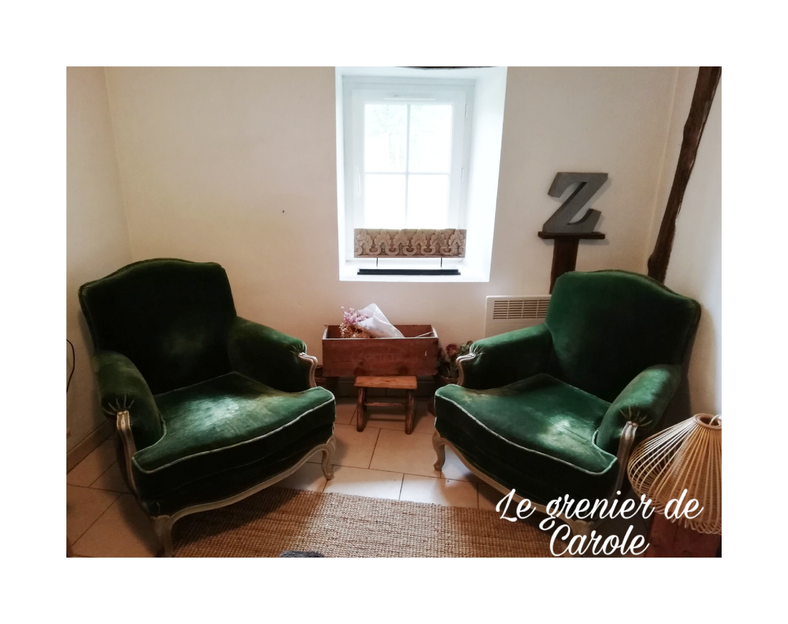 Deux grands fauteuils en velours vert (livraison 100€)