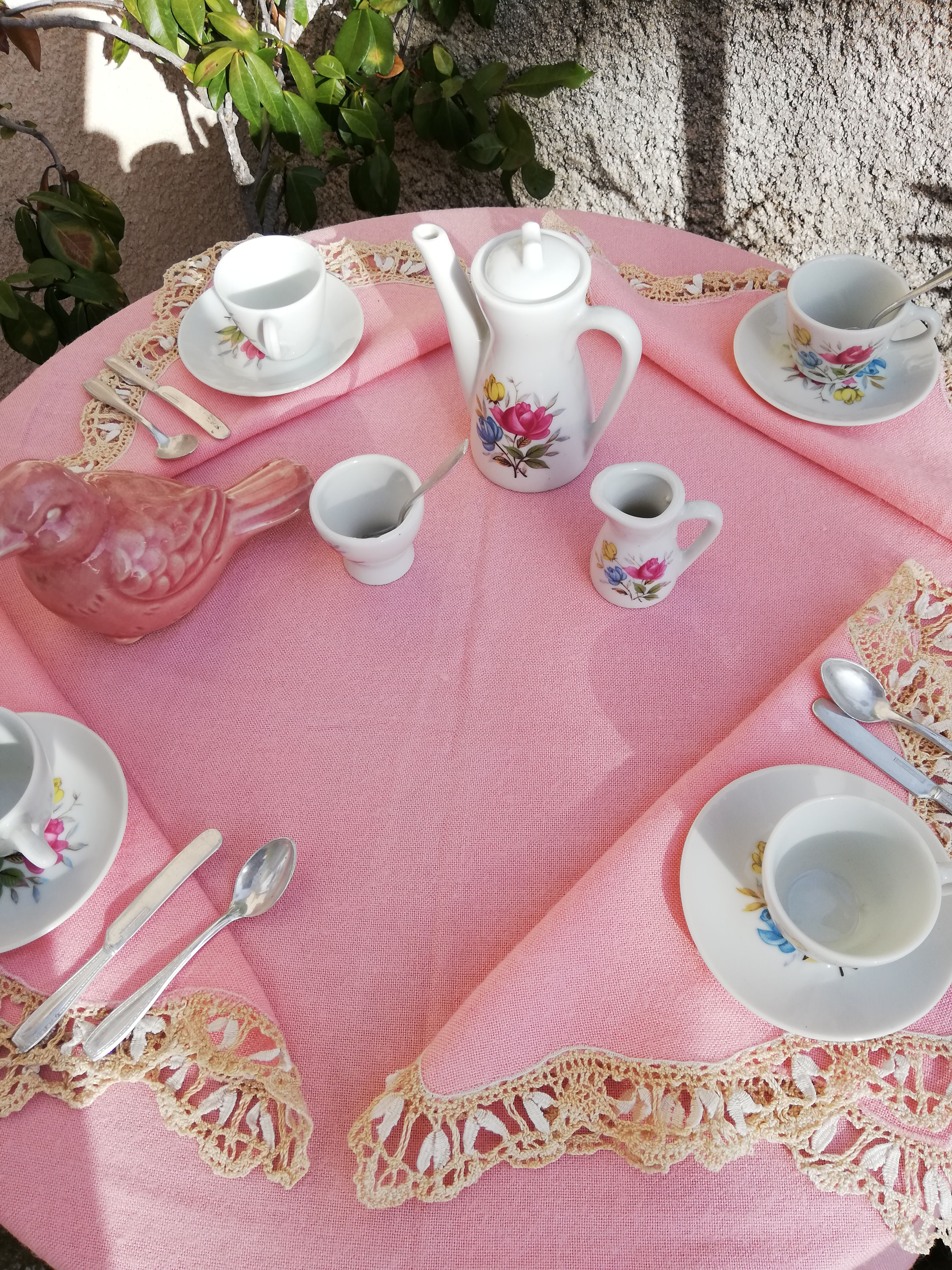 Dînette en porcelaine et nappe à thé