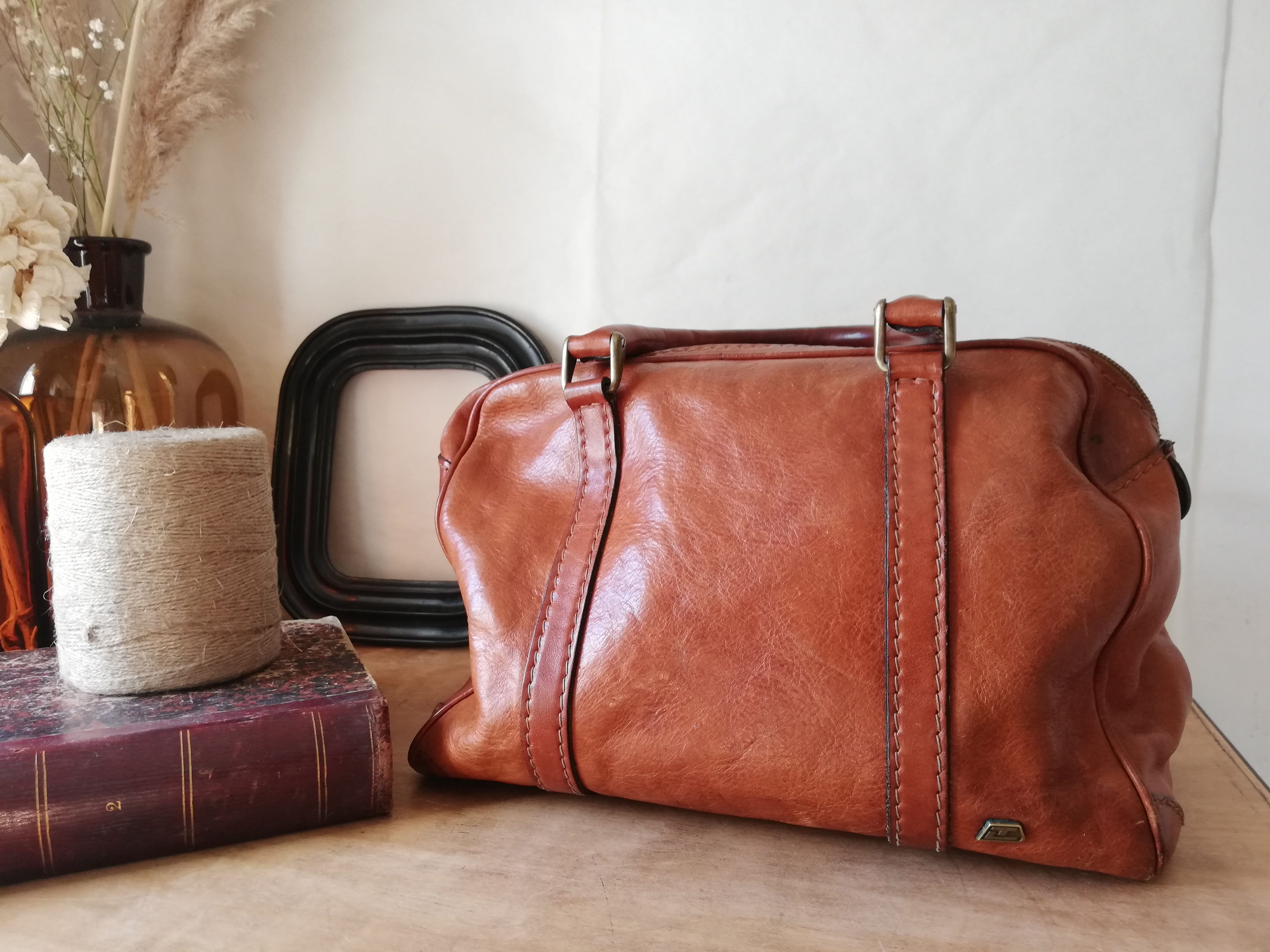 Petit sac vintage Ted Lapidus en cuir couleur cognac