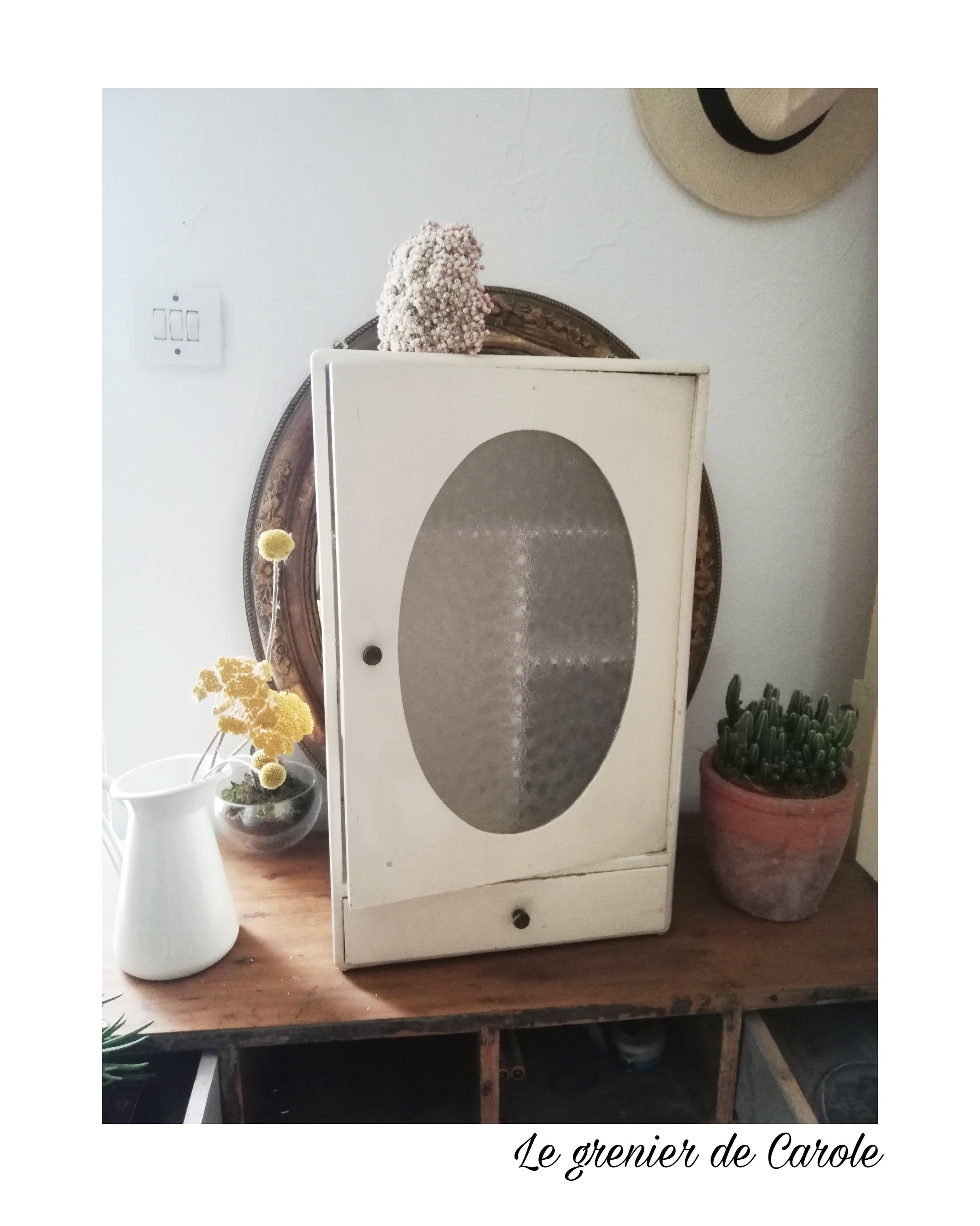 Armoire à pharmacie 1950 et 6 sous assiettes