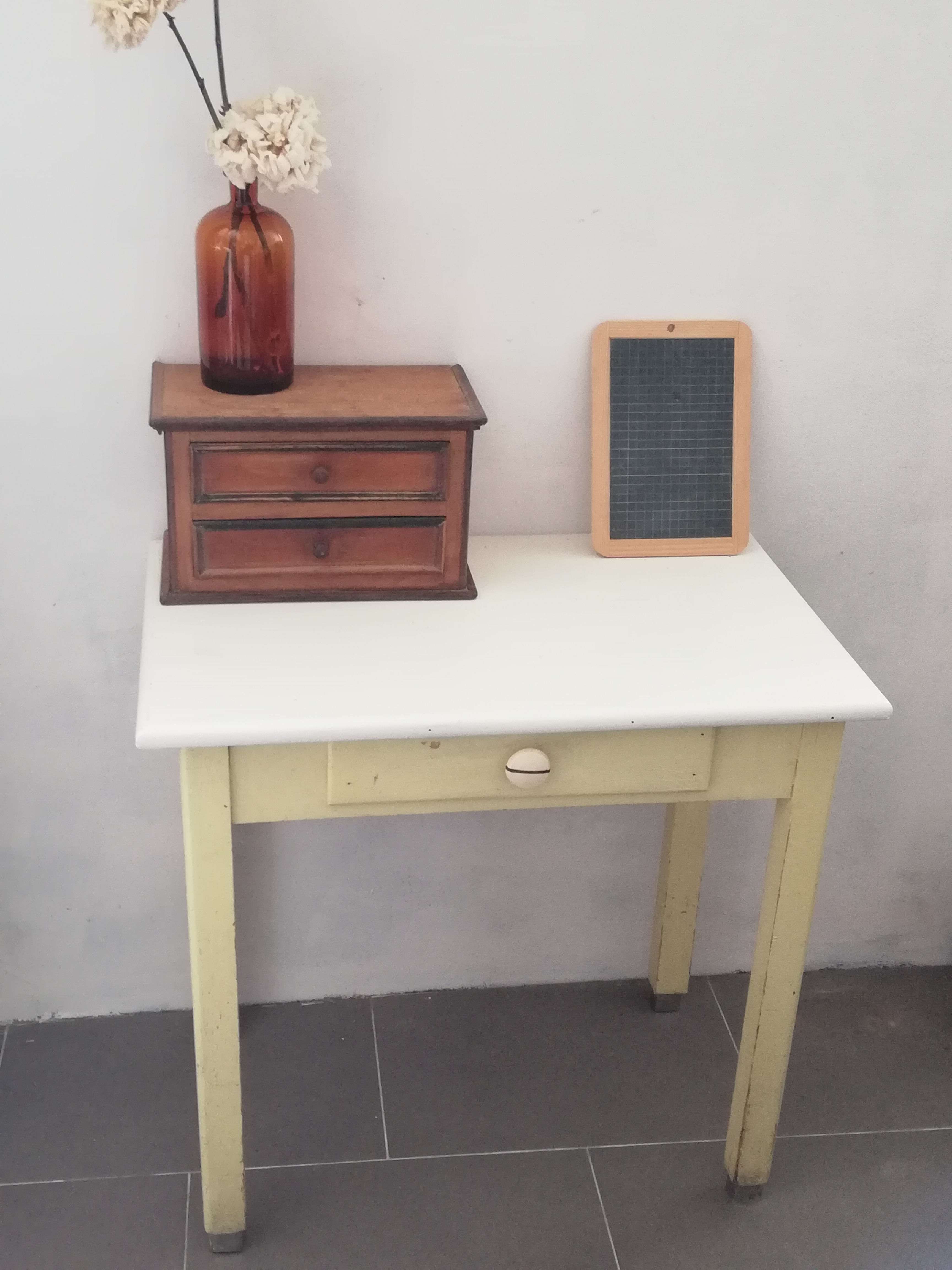 Table jaune années 50 (livraison comprise)