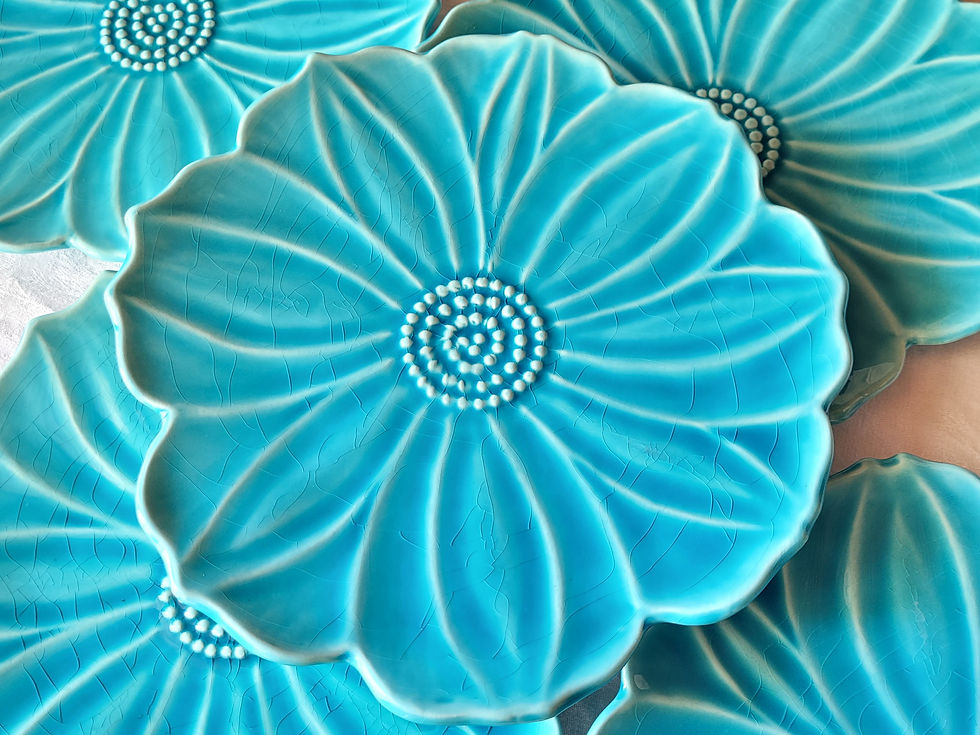 6 assiettes Vallauris fleurs turquoise vers 1950