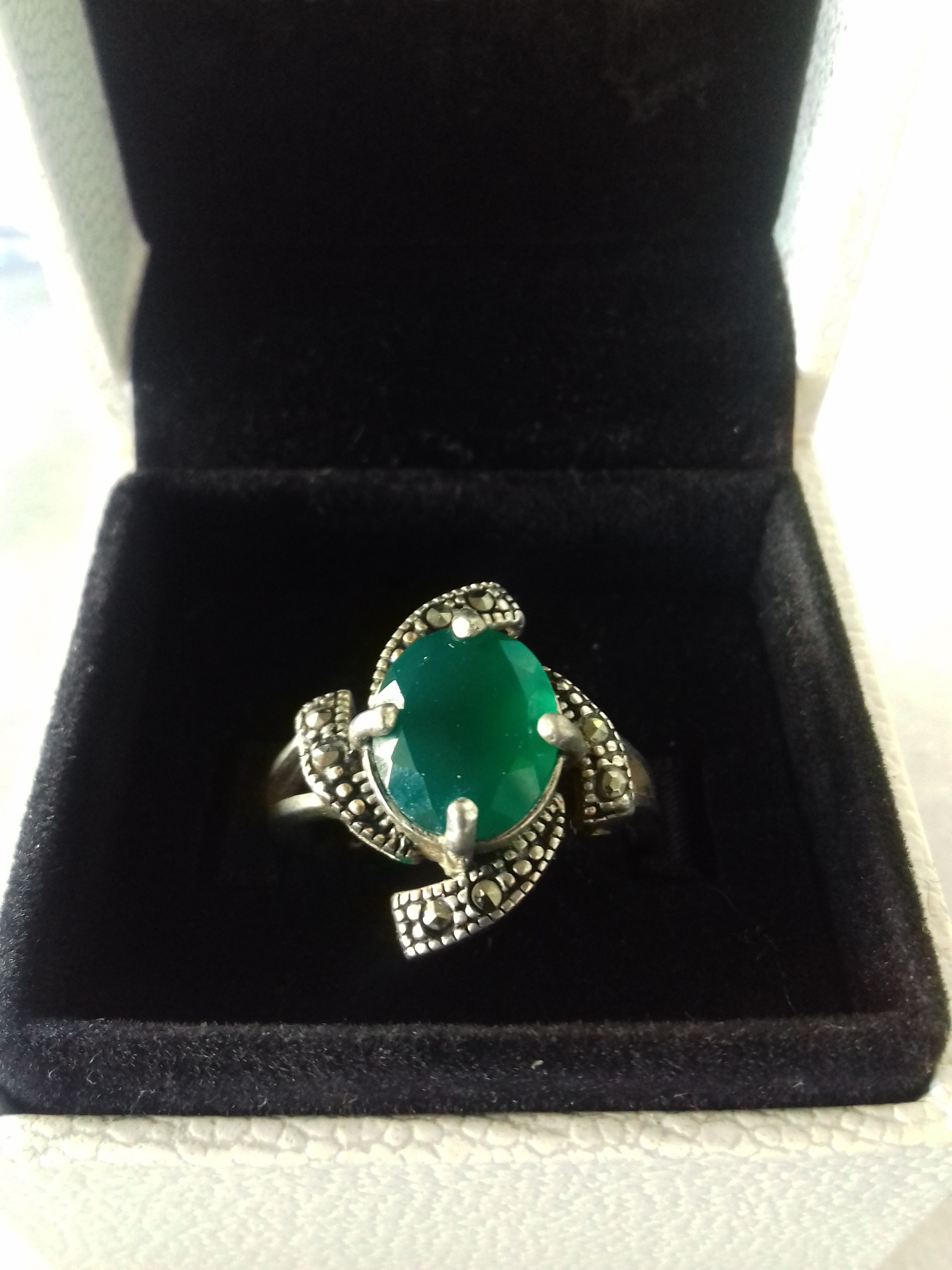 Très joile bague en argent avec pierre verte