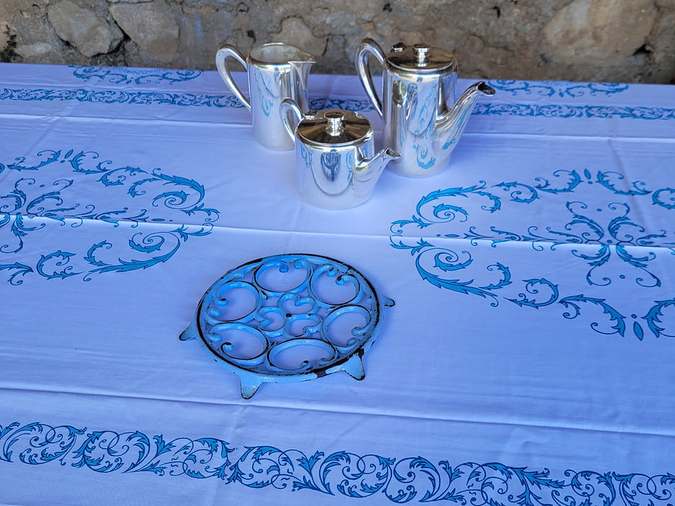 nappe blanche et bleu ciel vintage