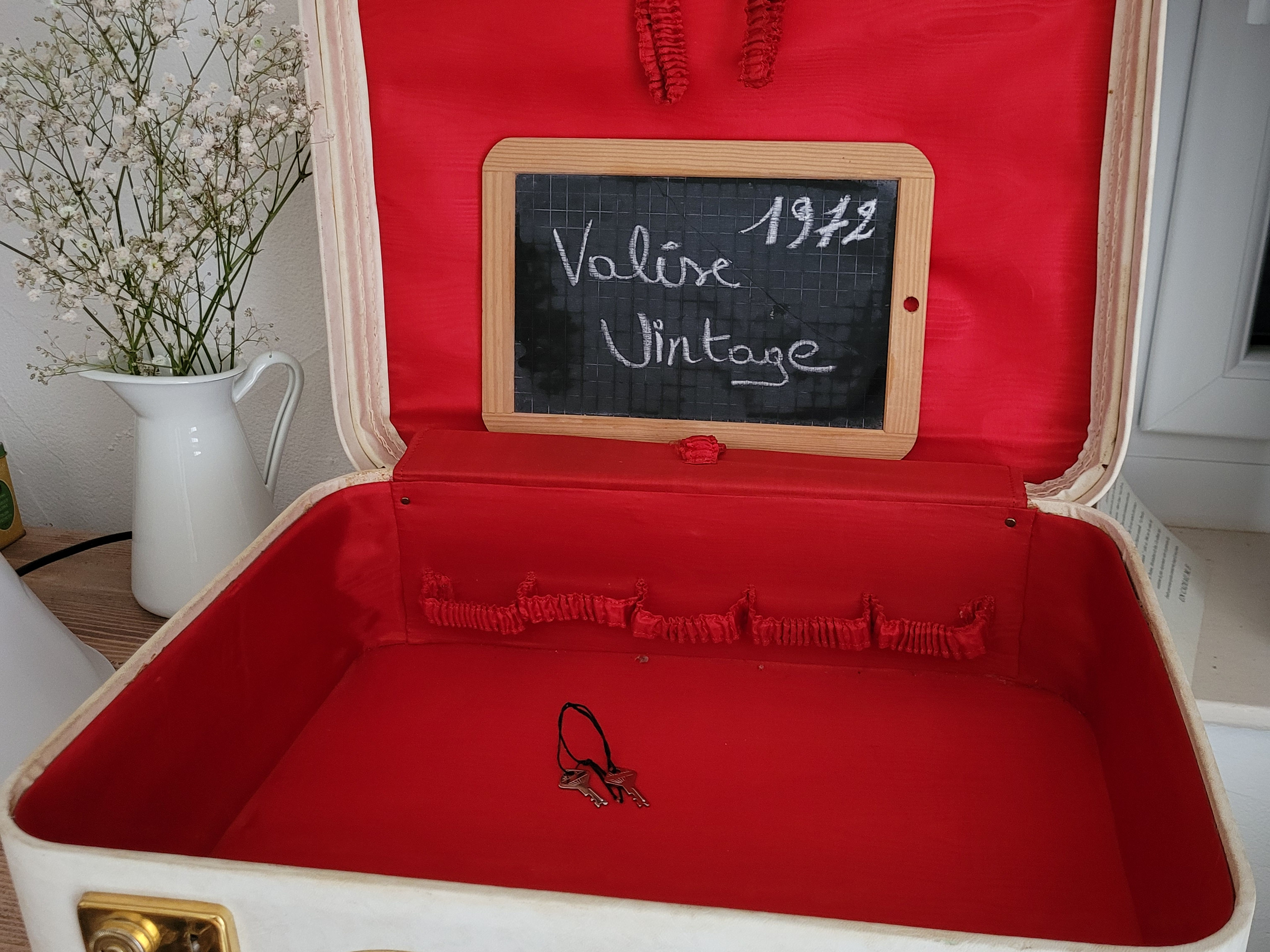 valise vintage blanche