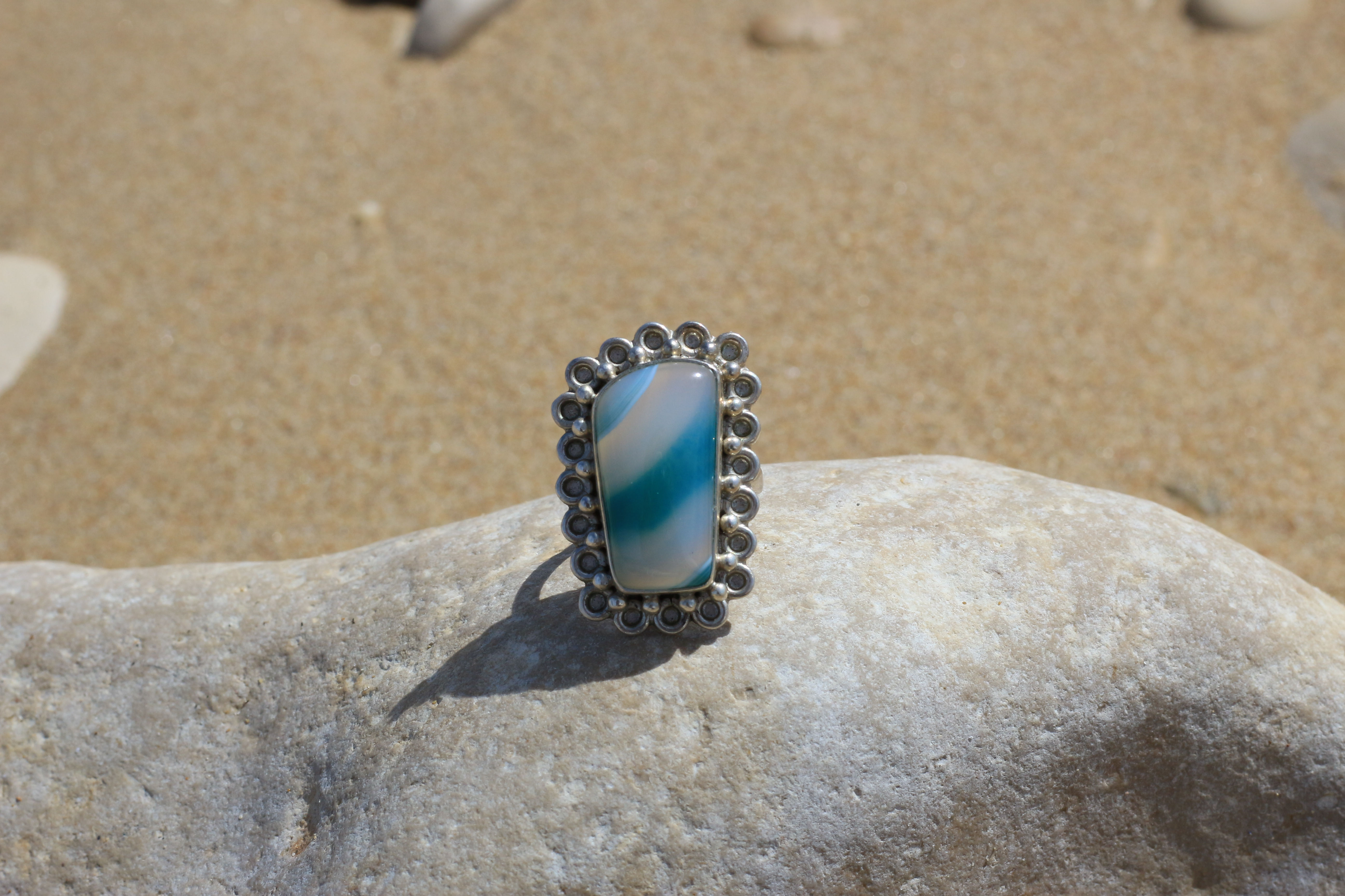 Bague en argent avec grosse pierre aux couleurs dégradées du gris au bleu