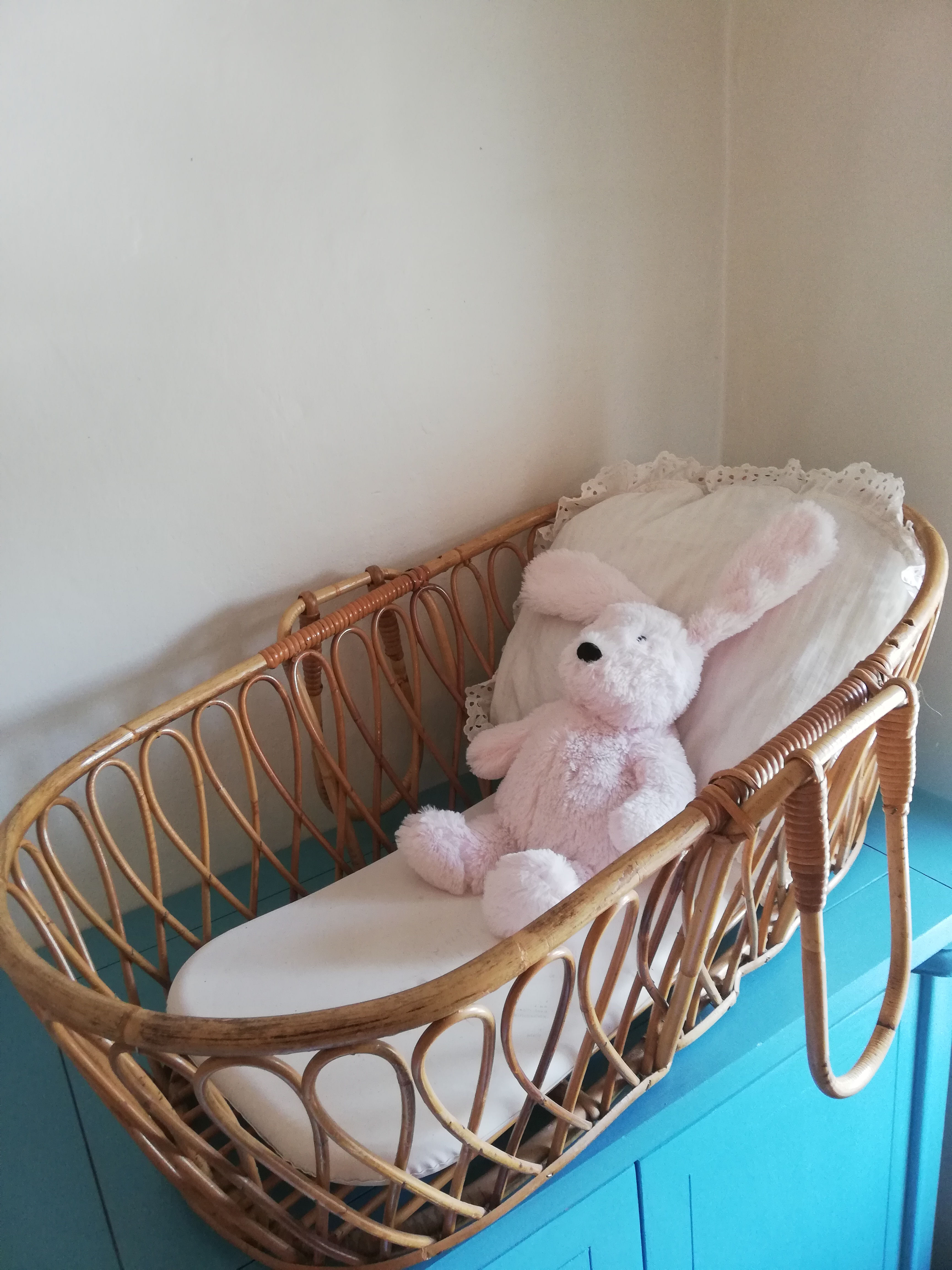 Couffin en rotin avec son panier