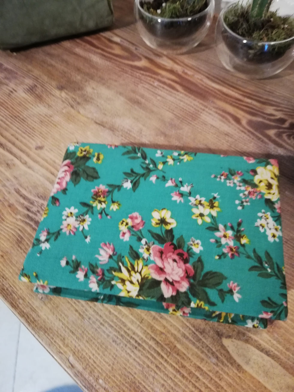 boite en tissis fleurs vertes vintage