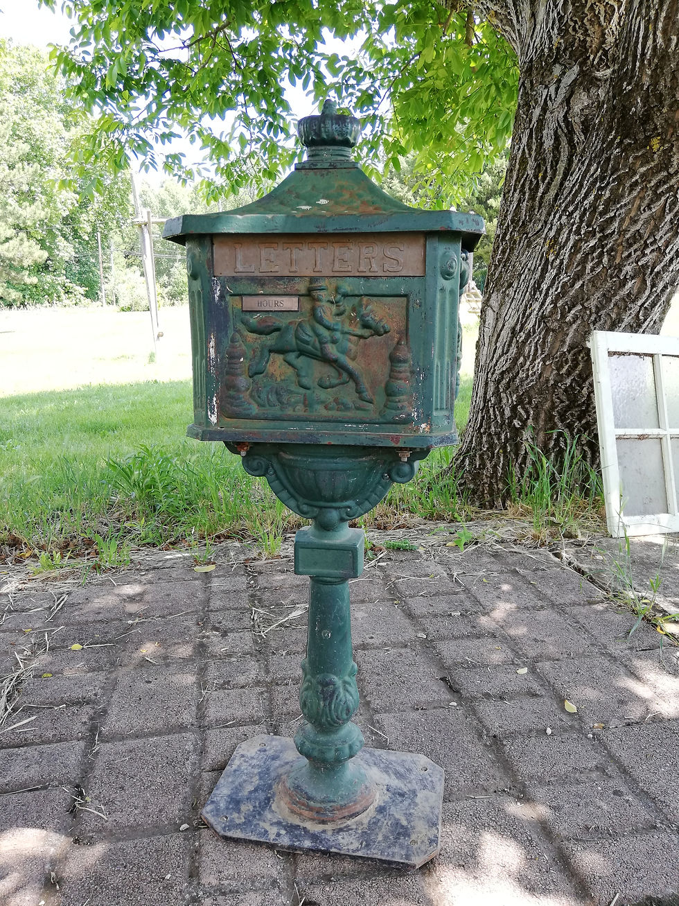 boite aux lettres vintage verte sur pied