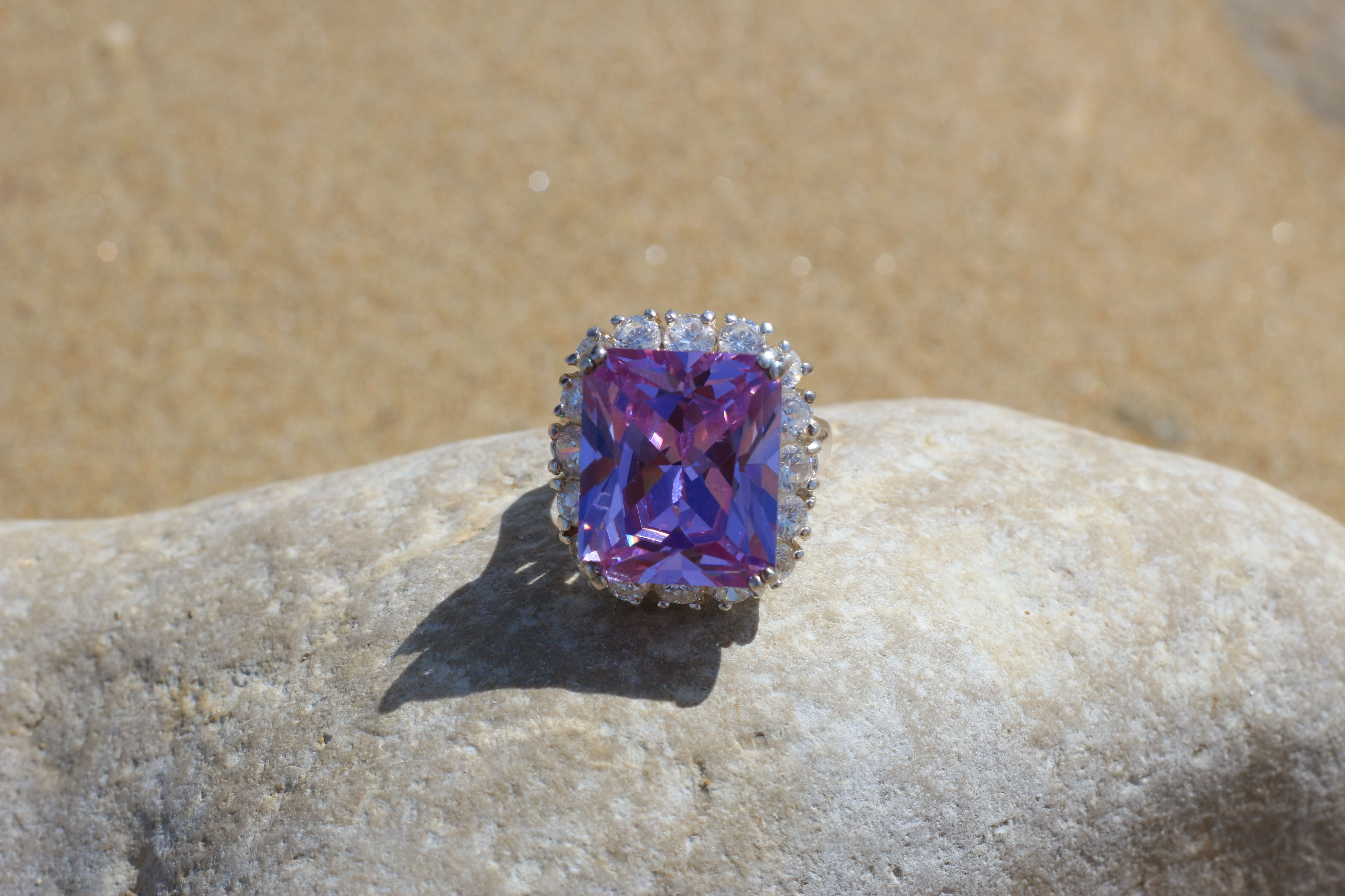 Grosse bague en argent pierre mauve en cabochon