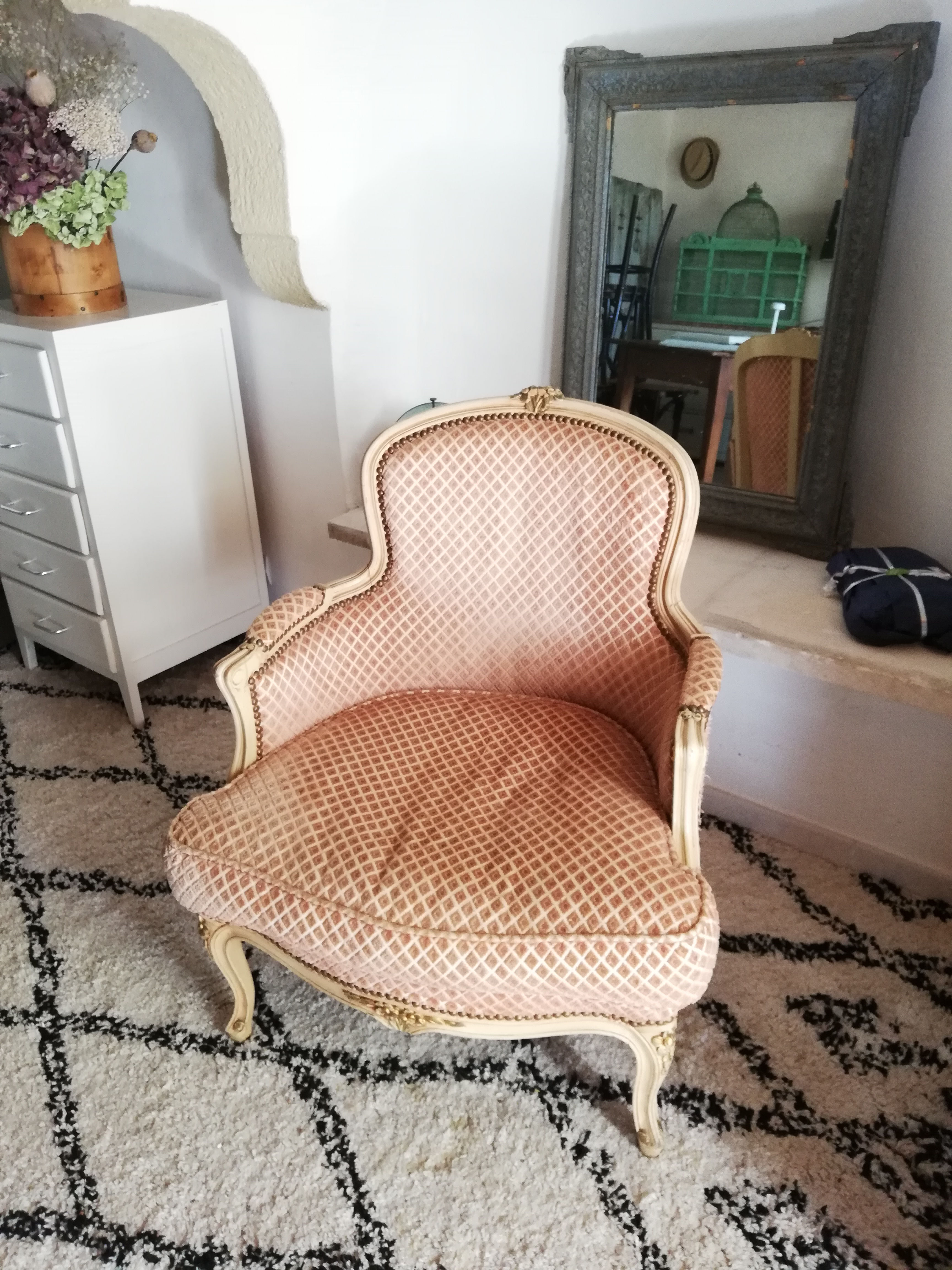 fauteuil louis XV rose poudré