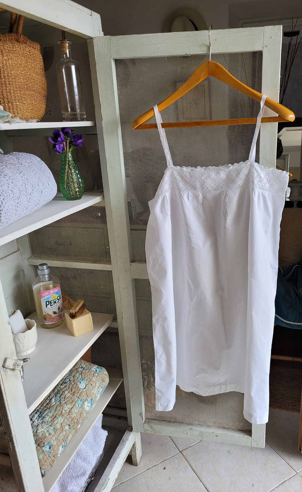 robe brodée et monogrammée vintage