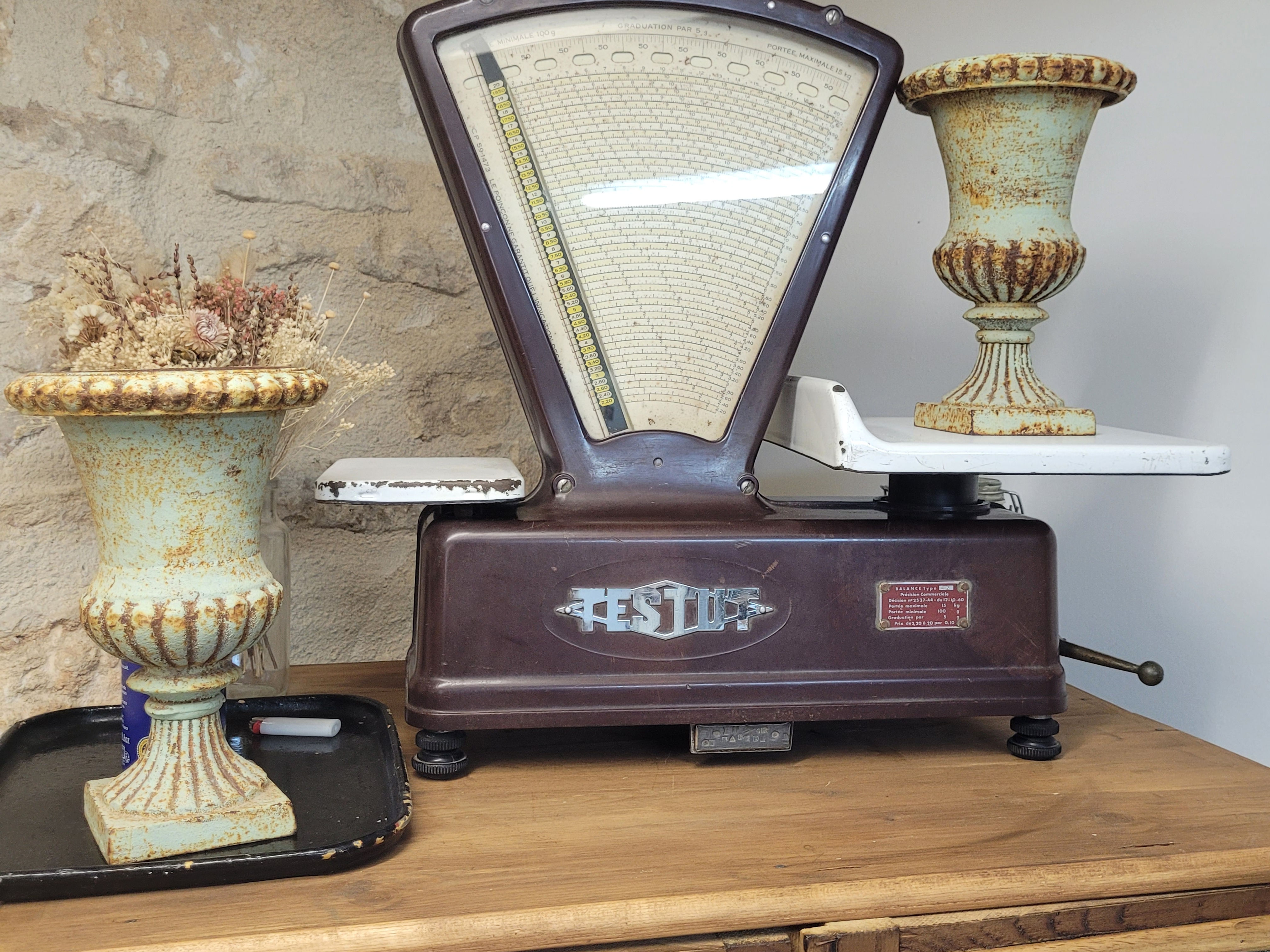 balance d'épicerie Testut en bakelite bordeaux
