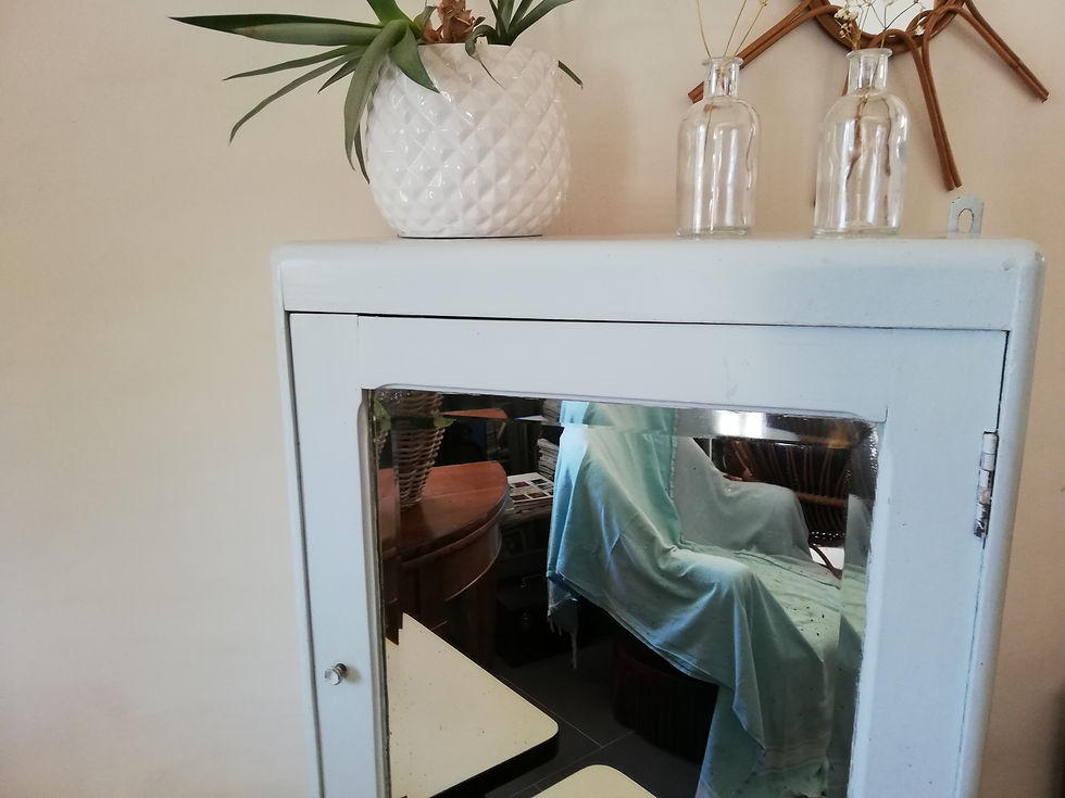 Thumbnail: Armoire à pharmacie vintage bleu ciel