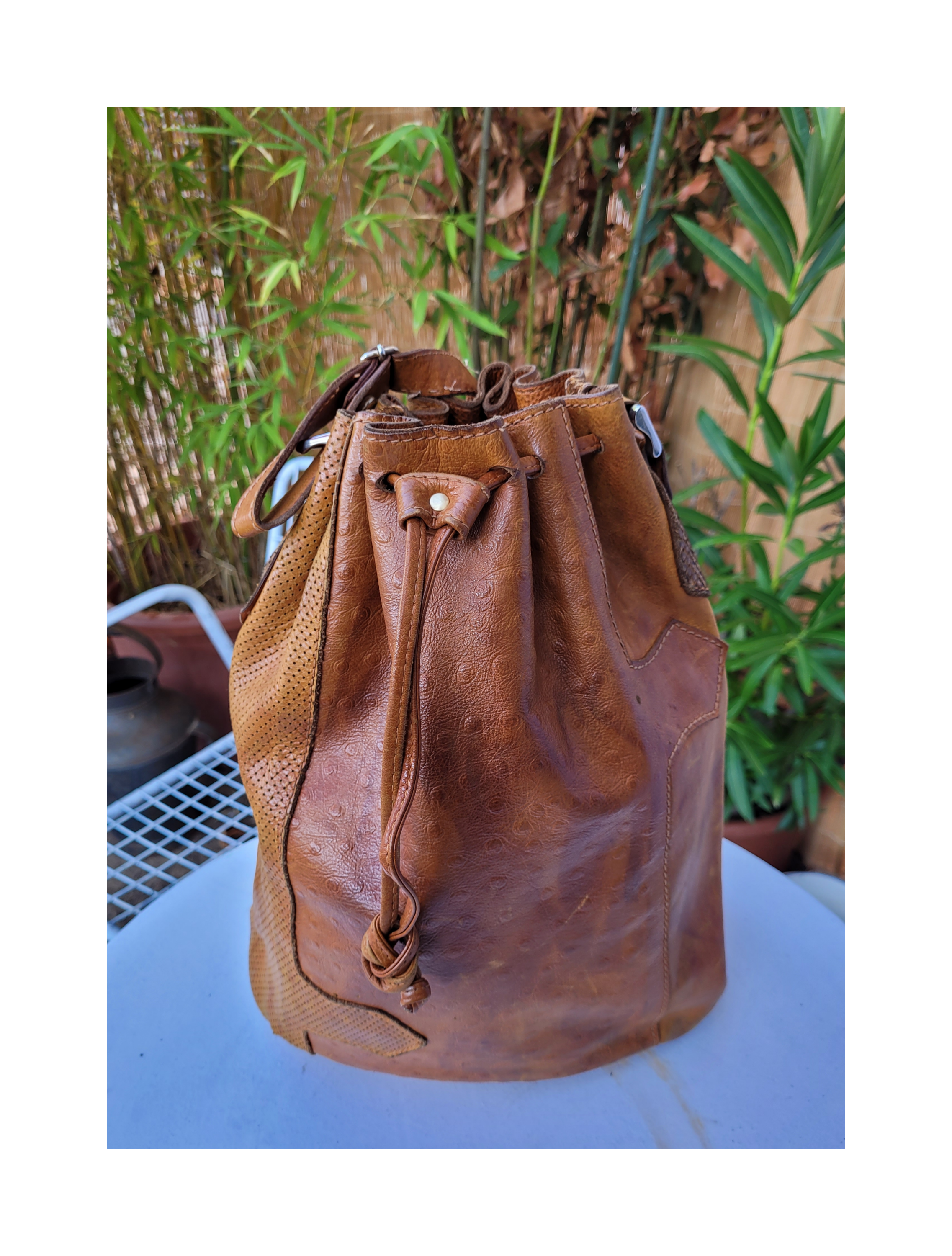 sac seau vintage en cuir fauve