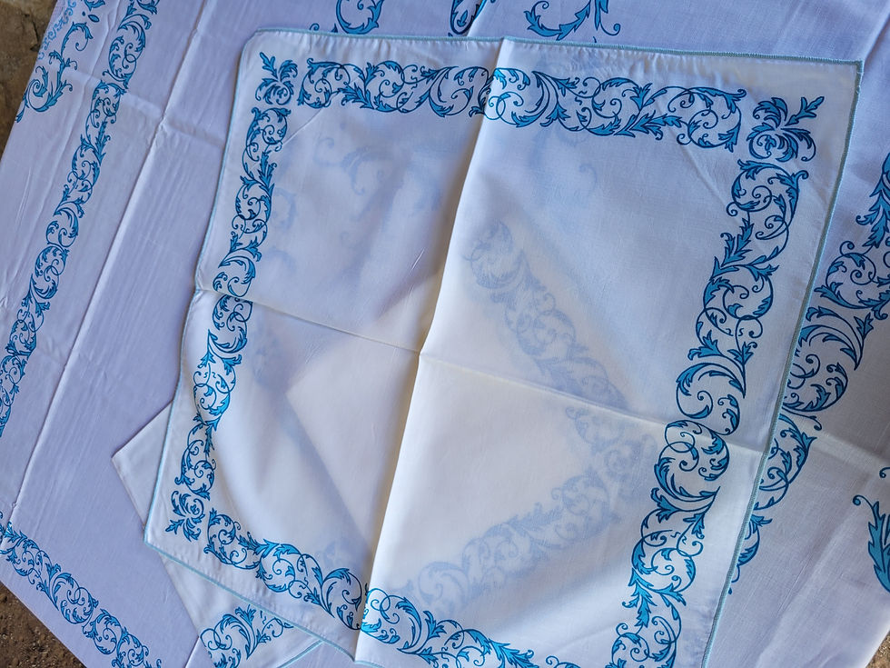 nappe blanche et bleu ciel vintage