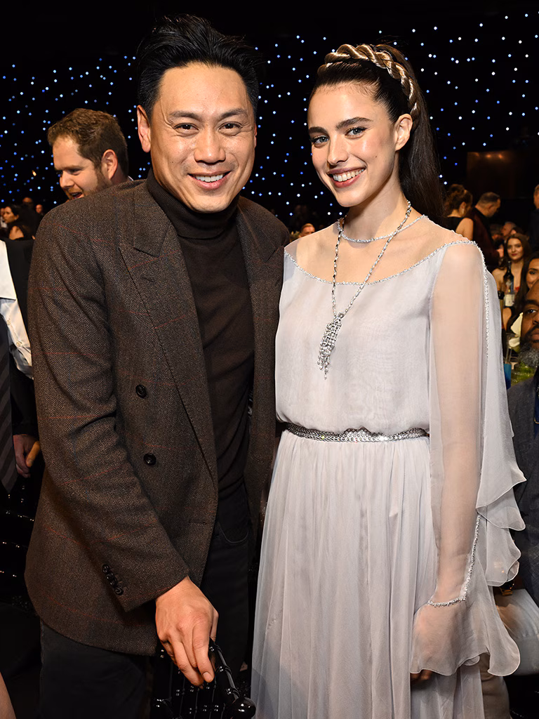 John M. Chu e Margaret Qualley (Critics Choice Awards/Divulgação)
