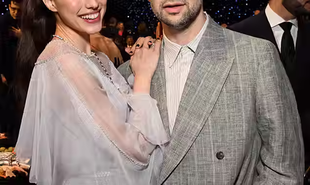 Margaret Qualley e Jack Antonoff (Critics Choice Awards/Divulgação)