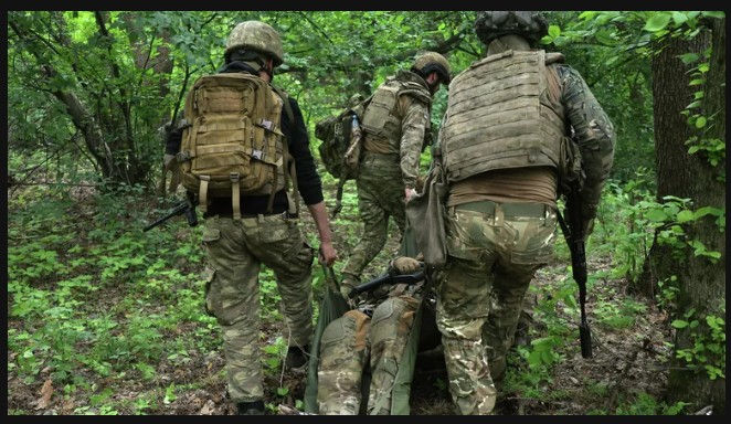 ΜΜΕ: Σκάνδαλο ξέσπασε στην Ουκρανία λόγω φωτογραφίας με μαχητές των Ενόπλων Δυνάμεων της Ουκρανίας