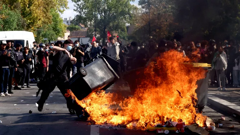 Οι διαμαρτυρίες των μαθητών στη Γαλλία εξελίχθηκαν σε αστικές ταραχές, αναφέρουν τα ΜΜΕ