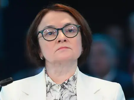 Η Ρωσική Κεντρική Τράπεζα μείωσε δραστικά το βασικό επιτόκιο. Τι θα συμβεί με τον πληθωρισμό, τα δάνεια και το ρούβλι;