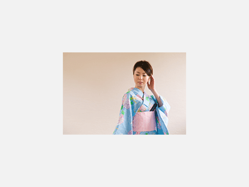 水色の着物の女性