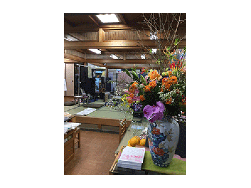 生け花のある店内風景