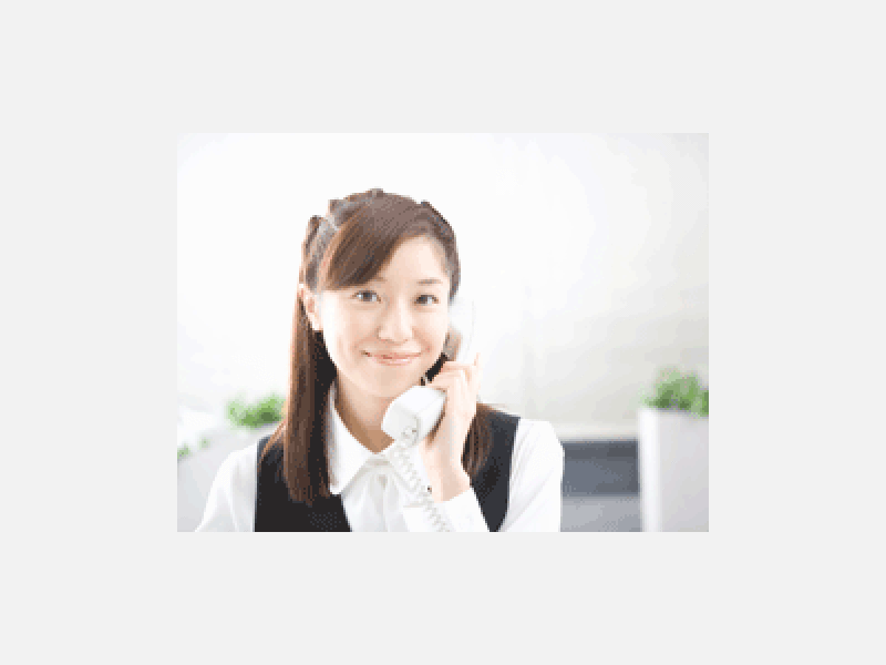 電話応対する女性