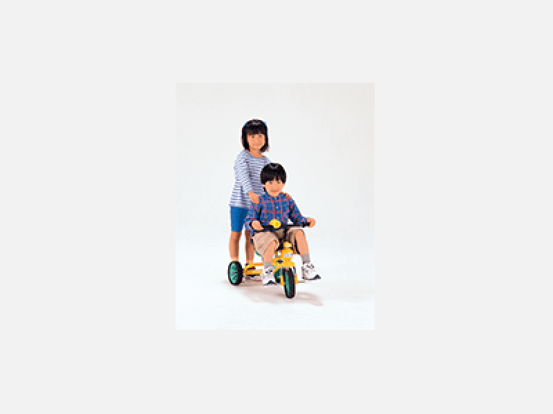 三輪車で遊ぶ女児と男児