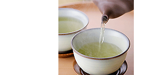急須からお茶を注ぐ