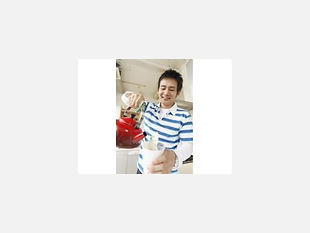 カップ麺に湯を注ぐ男性