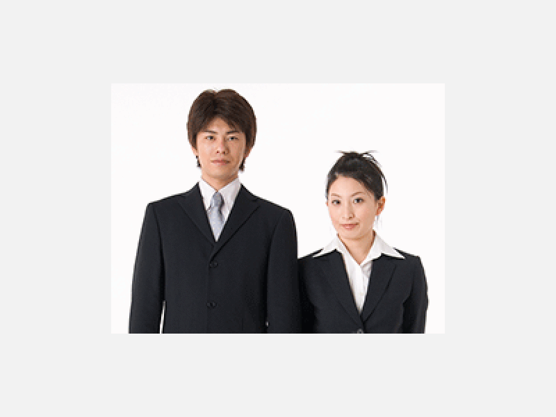 スーツ姿の若者