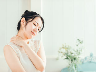 女性が自ら首を手揉みして違和感を感じている様子